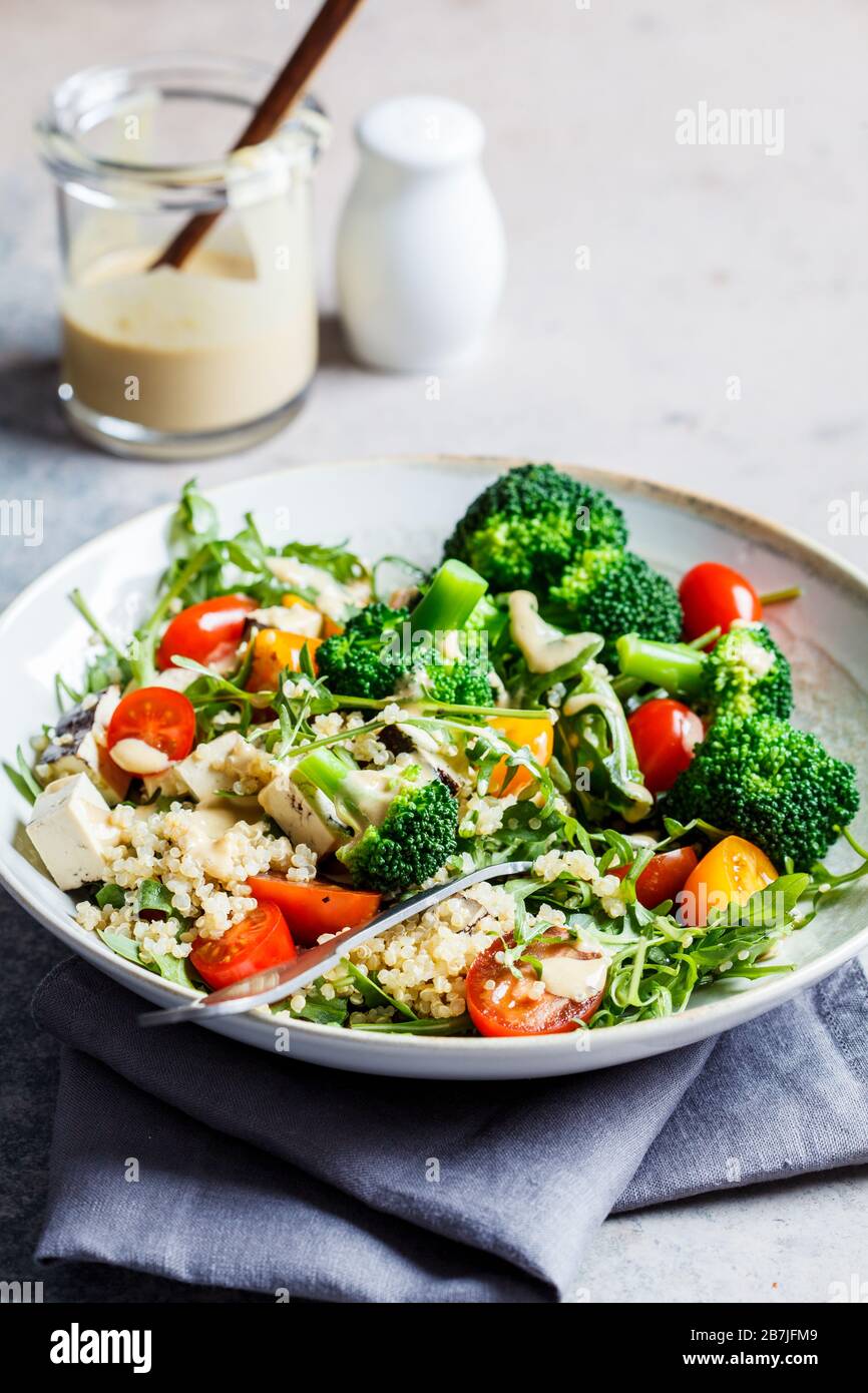 Veganer Chinoa-Salat mit Tofu, Brokkoli und Tomaten. Gesundes Lebensmittelkonzept. Stockfoto