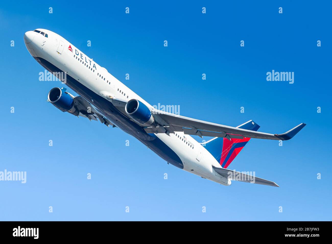 New York, USA - 1. März 2020: Flugzeug der Delta Air Lines Boeing 767 am Flughafen New York John F. Kennedy (JFK) in den USA. Boeing ist ein Flugzeughersteller Stockfoto