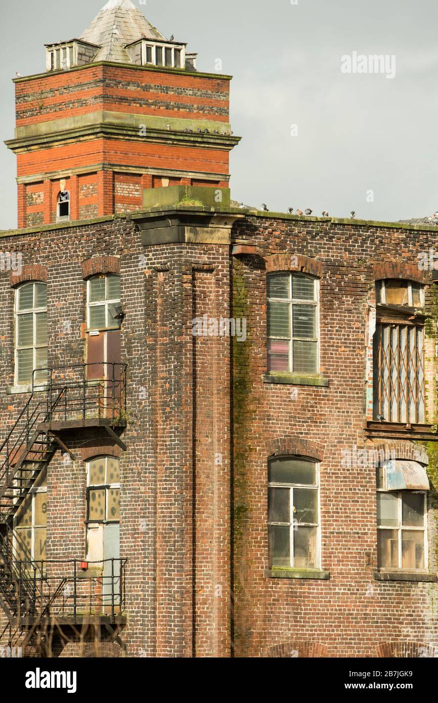 Derict Old Cotton Mill mit Kaminen in Bury, Lancashire England Stockfoto