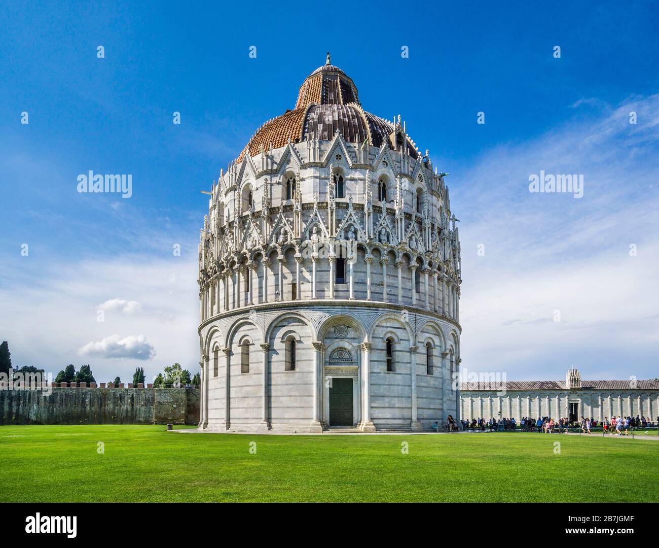 Das Pisa-Baptisterium des heiligen Johannes auf der Piazza dei Miracoli, in der Nähe des Duomo di Pisa und des freistehenden campanile der Kathedrale, des berühmten Schiefen Tow Stockfoto