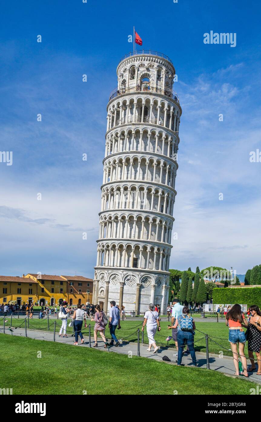 Der campanile, der freistehende Kirchturm der Kathedrale von Pisa an der Piazza dei Miracoli, der berühmte Schiefe Turm von Pisa, Toskana, Italien Stockfoto