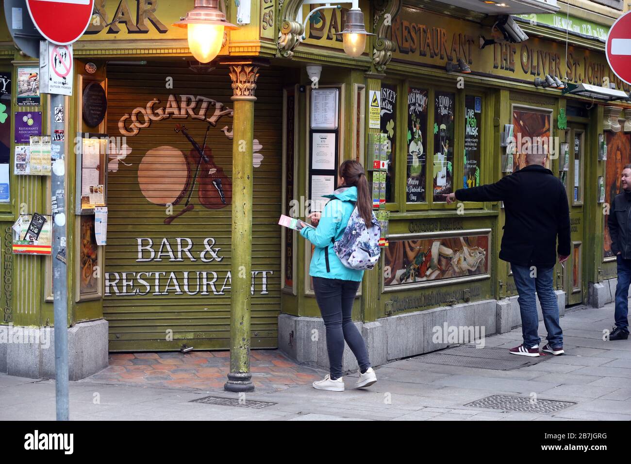 Dublin, Irland. März 2020. Covid-19 Pandemie (Coronavirus) Irland. Auswirkungen Auf Die Alkoholindustrie. Menschen außerhalb des Pubs Oliver St. John Gogarty in Dublin wie alle Pubs in Temple Bar und dem Land haben mit sofortiger Wirkung geschlossen. Die Aktion wurde aufgrund der weitverbreiteten Missachtung im Bereich der Empfehlung des Gesundheitsberatungsausschusses der Regierungen durchgeführt, den Vormarsch des Covid-19-Virus in die Gemeinschaft einzudämmen. Foto: Leah Farrell/RollingNews.ie Credit: RollingNews.ie/Alamy Live News Stockfoto