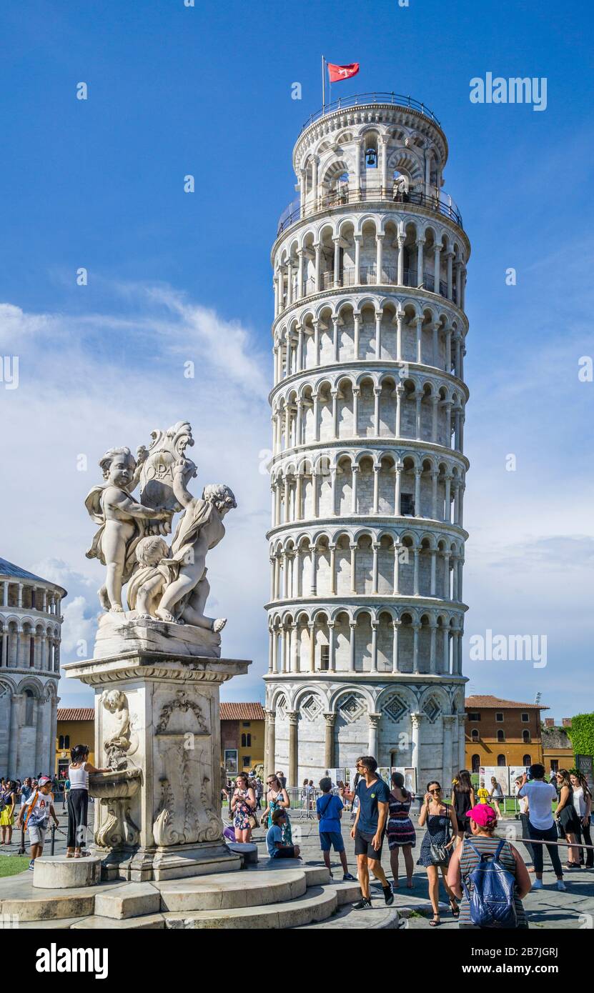 Der campanile, der freistehende Kirchturm der Kathedrale von Pisa an der Piazza dei Miracoli, der berühmte Schiefe Turm von Pisa, Toskana, Italien Stockfoto