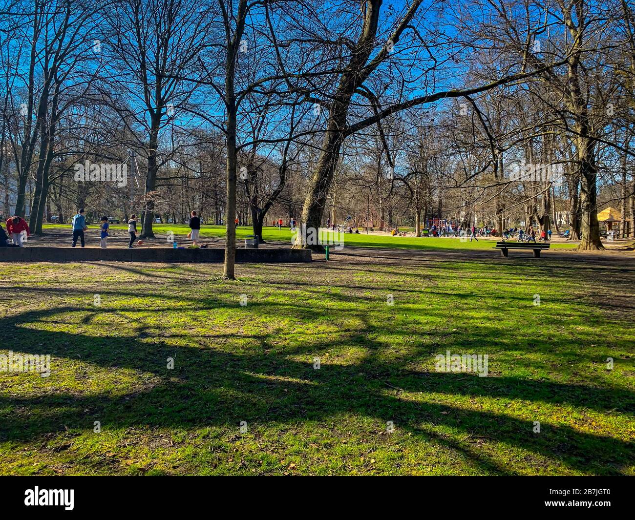 München, Gruendwalder Park, Sonntag, 15. März 2020, Menschen und Kinder, die das Frühlingswetter beim Corona Virus Szenario genießen Stockfoto
