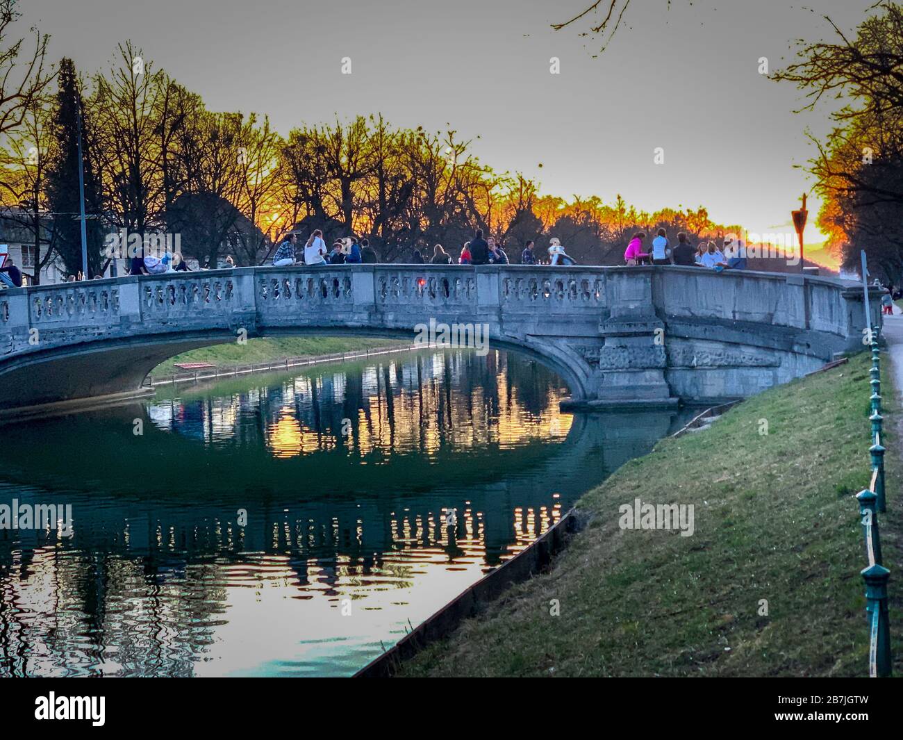 München, Stadt, Neuhausen, Deutschland, 16. März 2020, nachdem der Präsident Bayerns den Notstand für Corona Virus erklärt hatte, sind Menschen versammelter Stockfoto