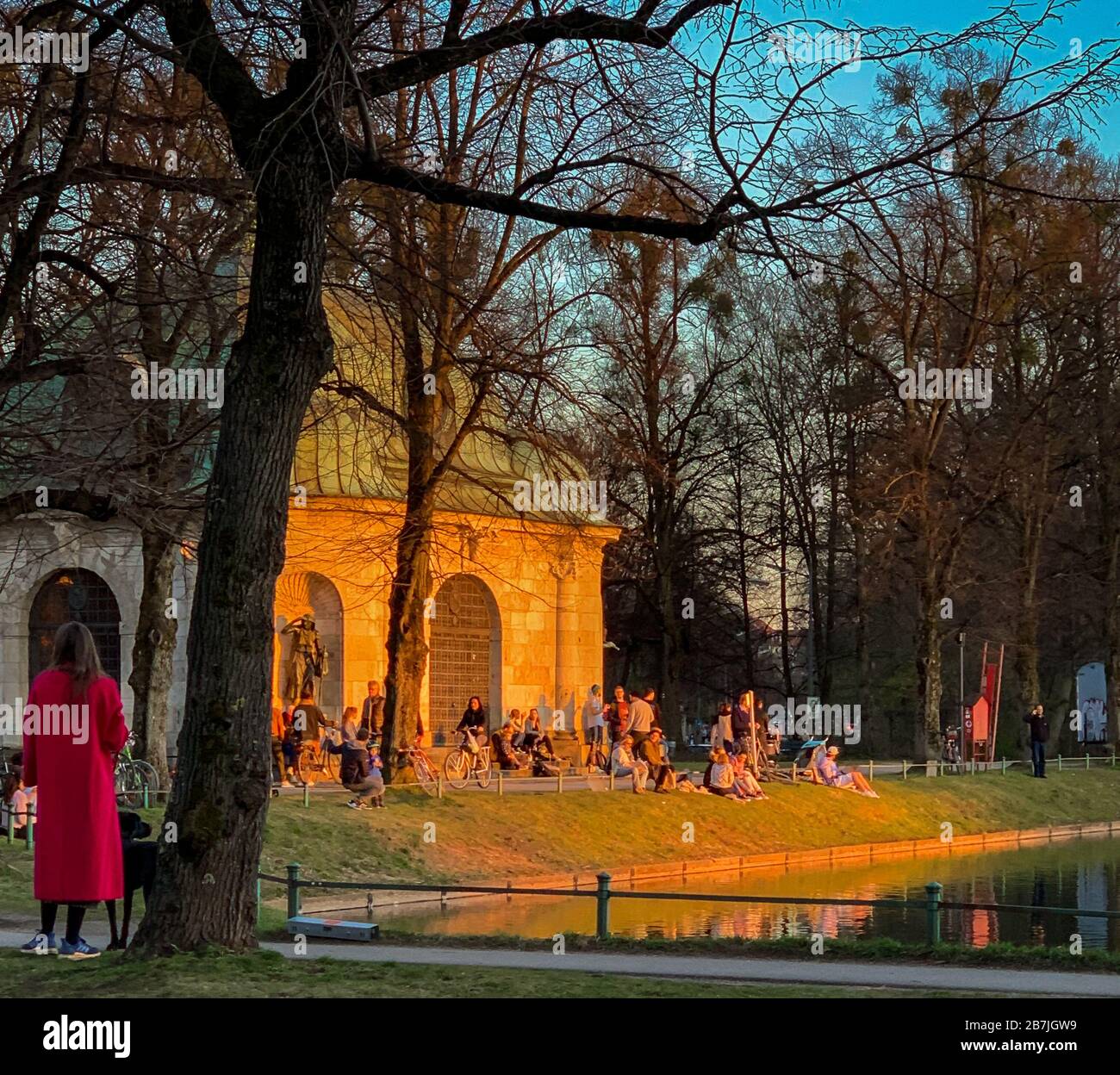 München, Stadt, Neuhausen, Deutschland, 16. März 2020, nachdem der Präsident Bayerns den Notstand für Corona Virus erklärt hatte, sind Menschen versammelter Stockfoto