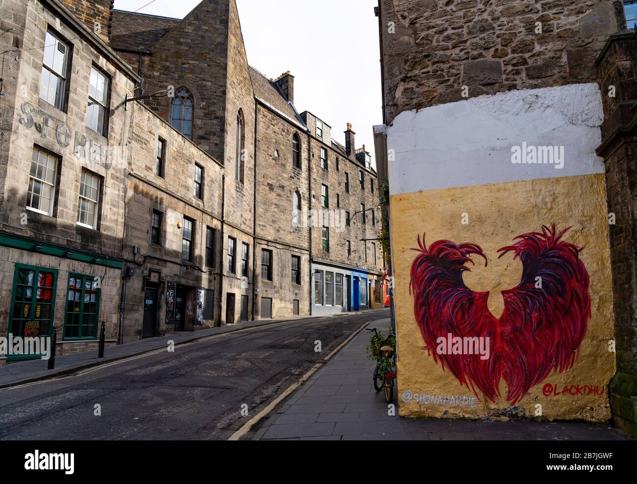 Blick auf die Straße mit Kerzenlemaker und Straßenkunst in der Altstadt von Edinburgh, Schottland, Großbritannien Stockfoto