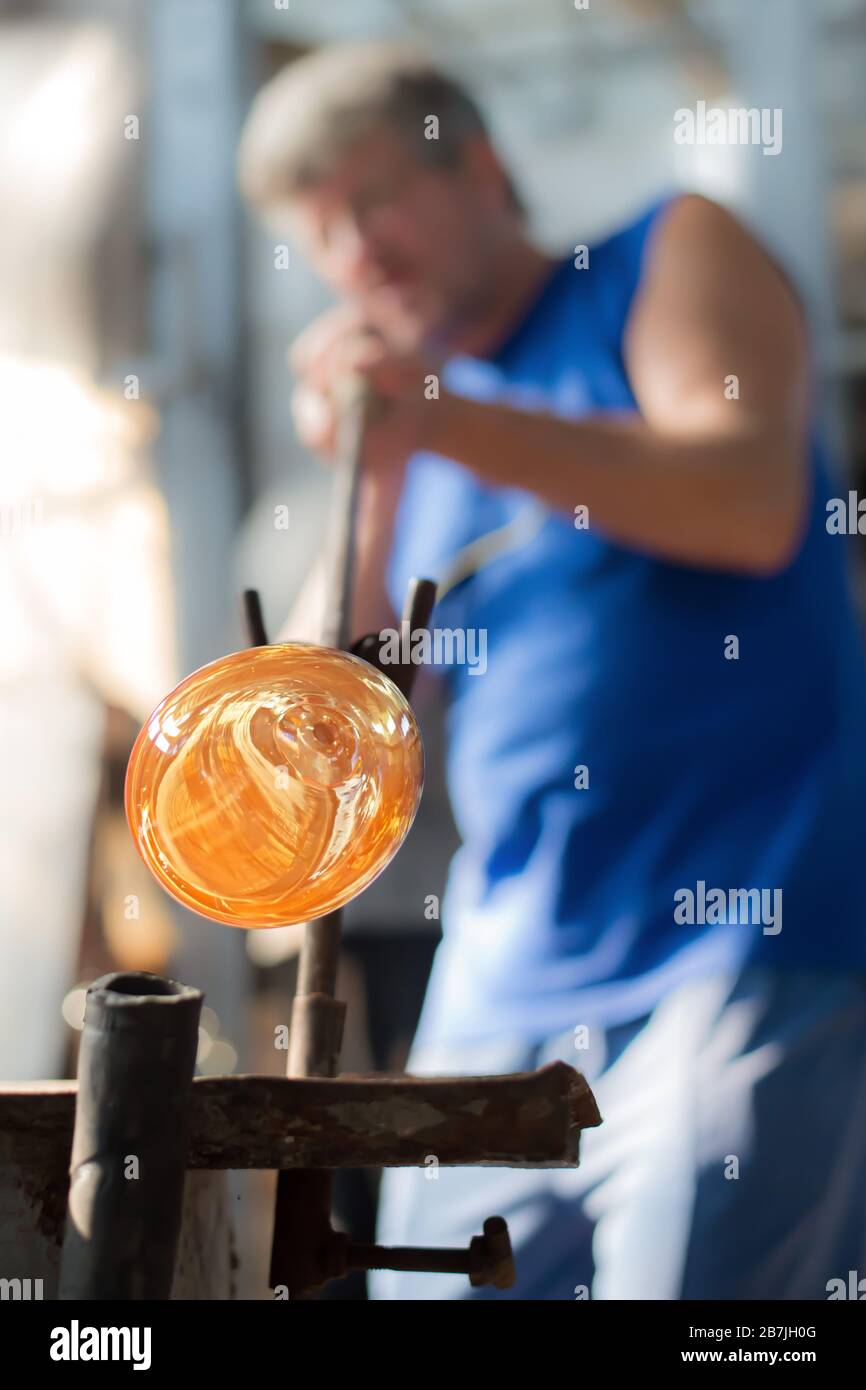 Handgefertigte Figuren aus geschmolzenem Glas Stockfoto