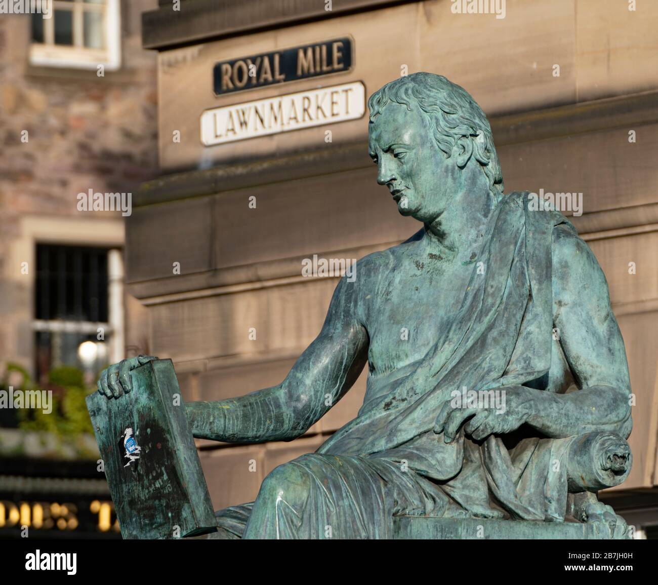 Statue von David Hume auf der Royal Mile in Edinburgh Old Town, Schottland, Großbritannien Stockfoto