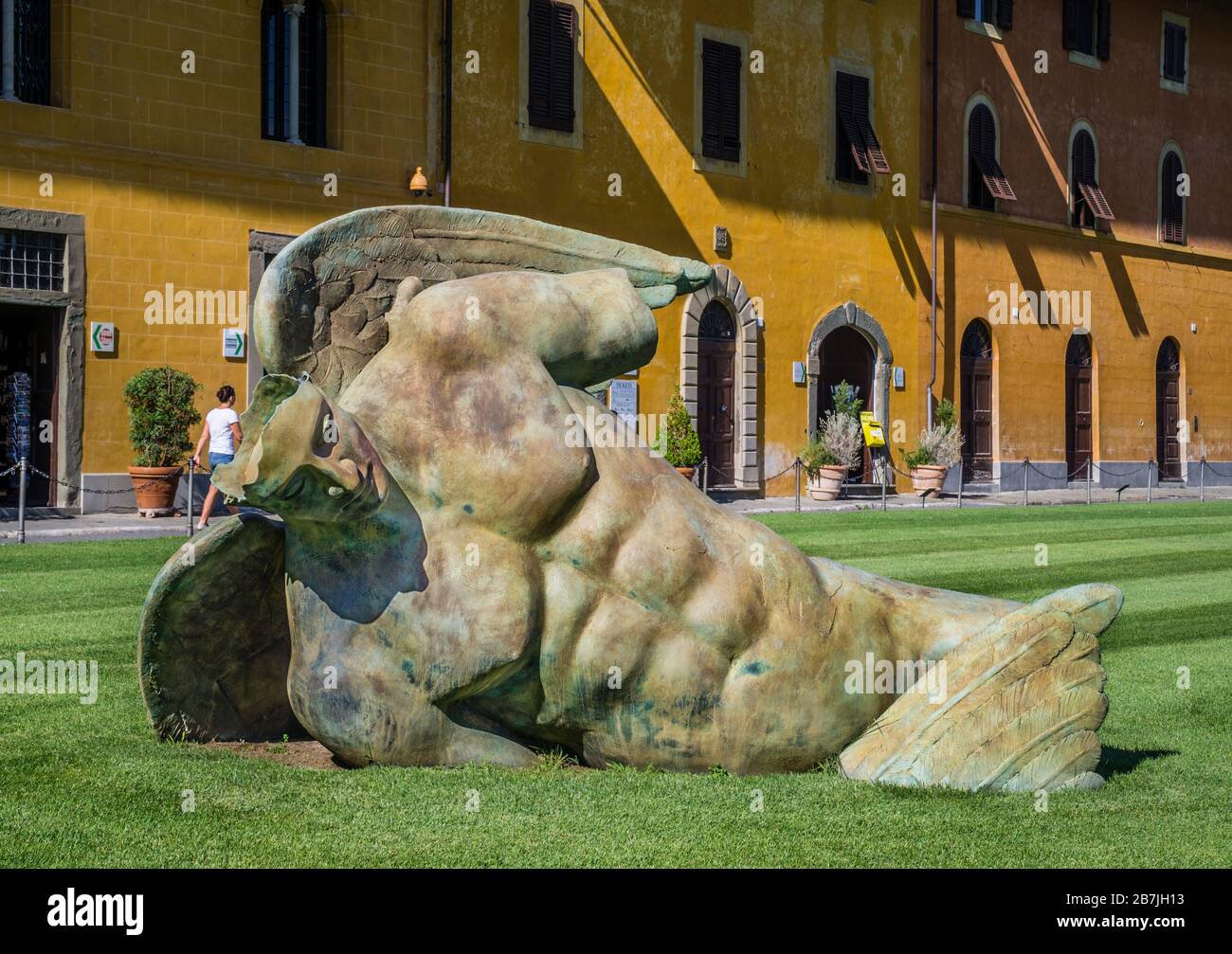 Brenzlige Skulptur Angelo Caduto, der gefallene Engel von Igor Mitoray im Palazzo dell'Opera della Primaziale Pisana, Pisa Toskana, Italien Stockfoto