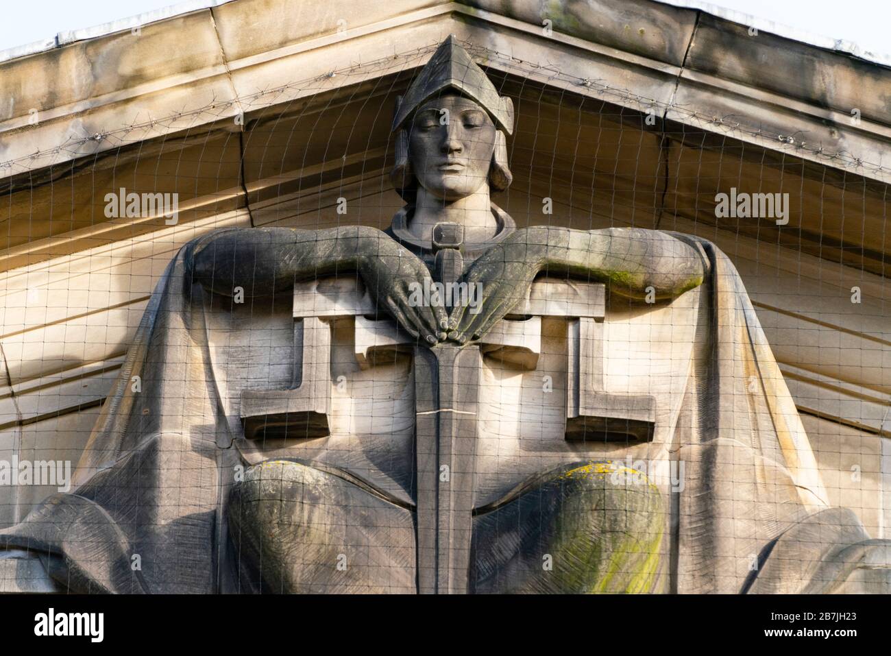 Detail des dekorativen Steinreliefs auf dem High Court of Justiciary an der Royal Mile in Edinburgh, Schottland, Großbritannien Stockfoto