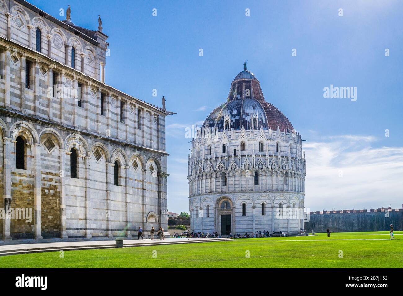 Das Pisa-Baptisterium des heiligen Johannes auf der Piazza dei Miracoli, in der Nähe des Duomo di Pisa und des freistehenden campanile der Kathedrale, des berühmten Schiefen Tow Stockfoto