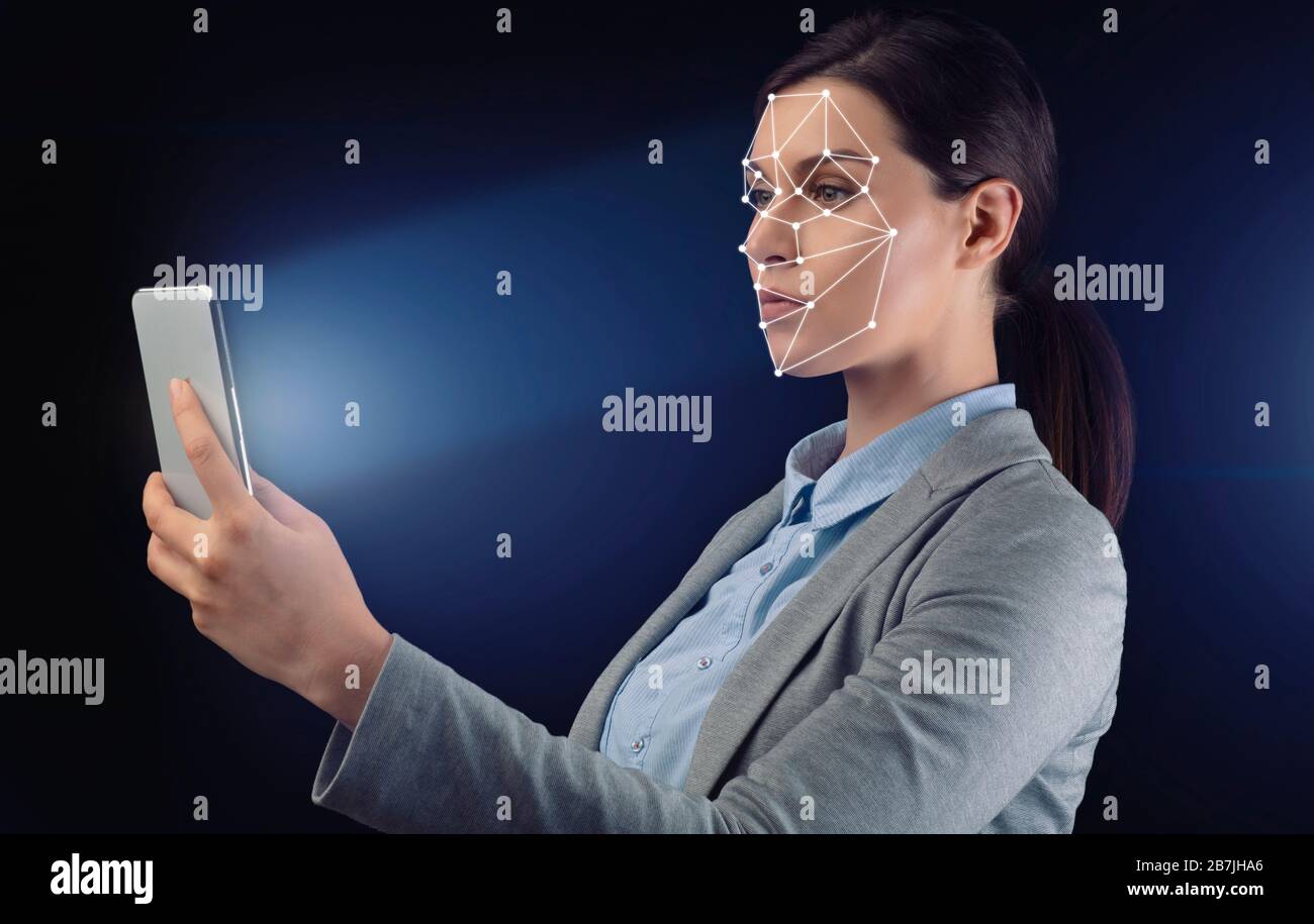Geschäftsfrau mit Mobiltelefon mit Face Scan System auf schwarzem Hintergrund Stockfoto