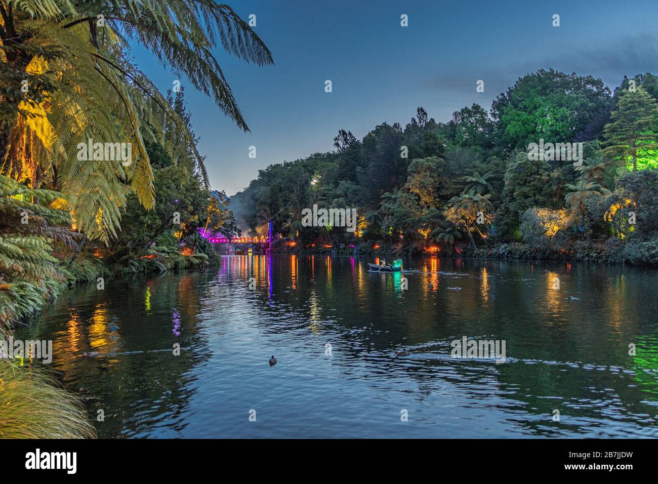 Beleuchtung auf dem Wasser beim New Plymouth Festival of Lights Stockfoto