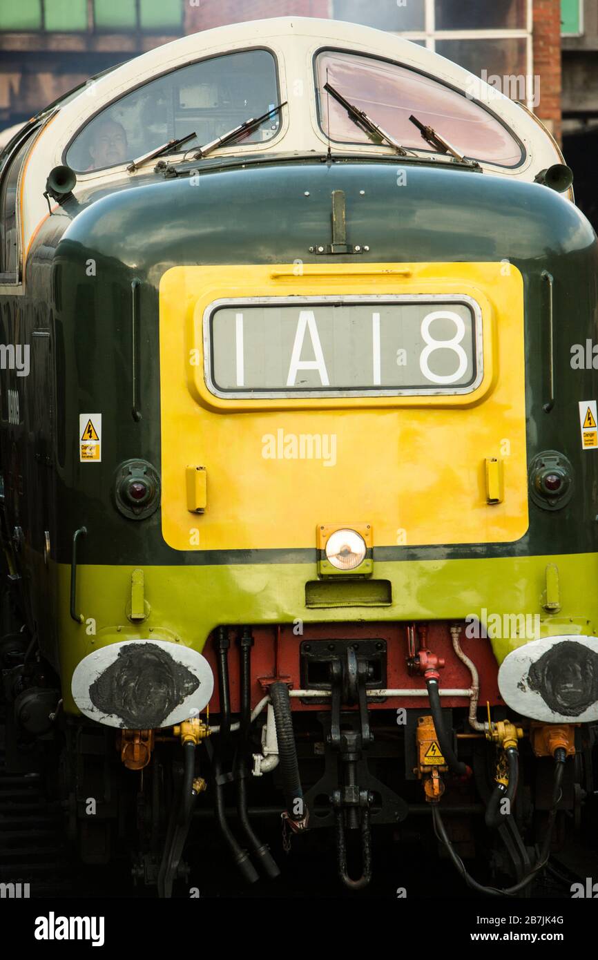 Die Deltic Diesellokomotive Alycidon D9009 wird auf der East Lancashire Railway in Ramsbottom, Lancashire, England unter Strom gestellt Stockfoto