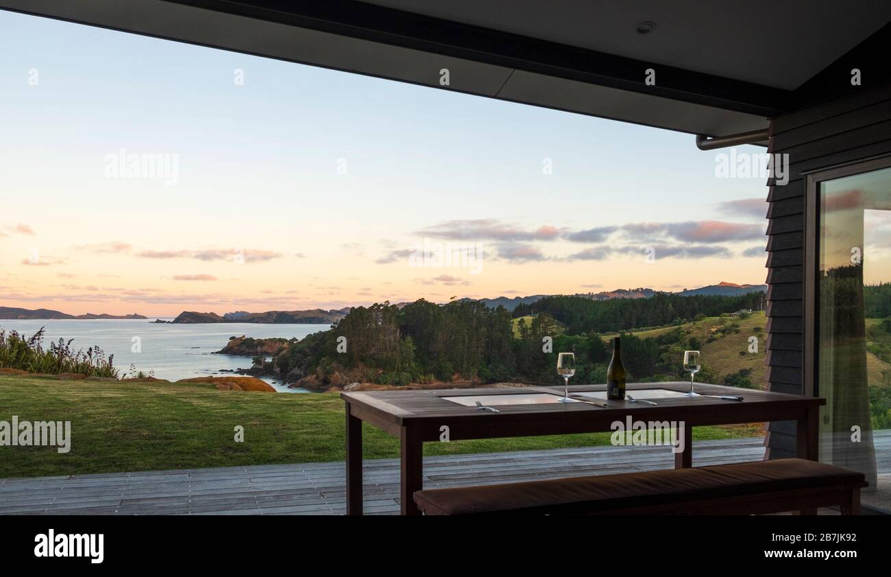 ⁨View der Mahinepua Bay von Deck, Kaeo⁩, ⁩Bay of Islands, Northland North Island, Neuseeland Stockfoto
