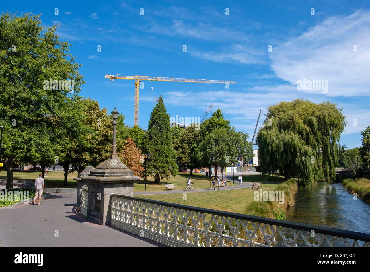 Victoria Square Park in der Innenstadt mit Menschen, die Park mit Bauarbeiten von Erdbebenreparatur, Christchurch, Canterbury, South Island, New Zeala genießen Stockfoto
