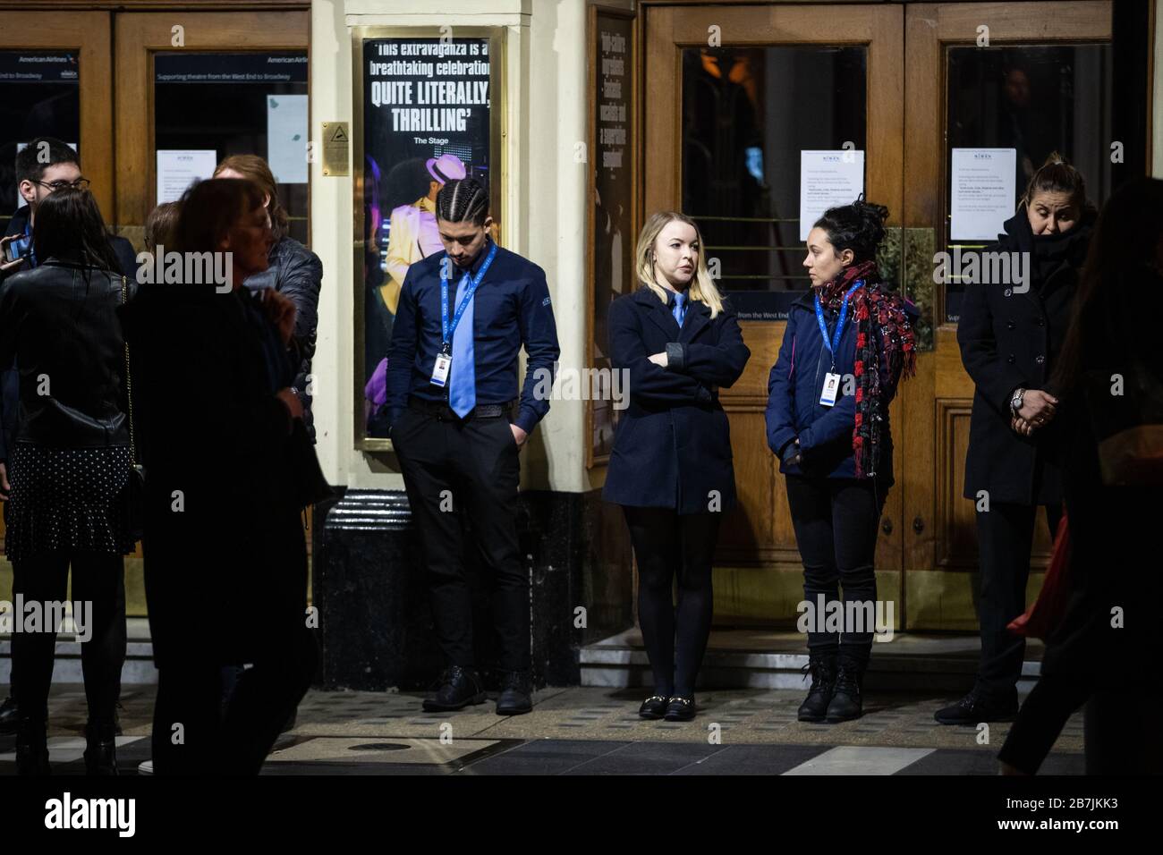 Mitarbeiter des Lyric Theatre, London, informieren die Schirmherren, da es nach einer Erklärung von Pime Minister Boris Johnson heute um 17 Uhr seine Türen schließt. Stockfoto