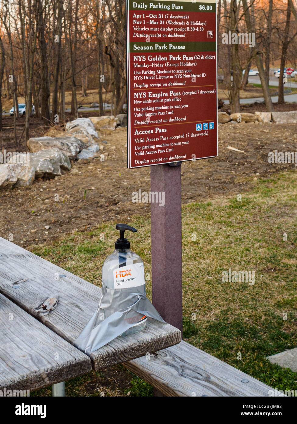 Westchester County, New York, 15. März 2020: Eine Flasche  Händededesinfektionsmittel Ist Auf Dem Parkplatz Des Rockefeller State Park  Preserve Für Wanderer Mit Entenband Gesichert. Westchester County Hat  Derzeit Die Höchste Inzidenz Von
