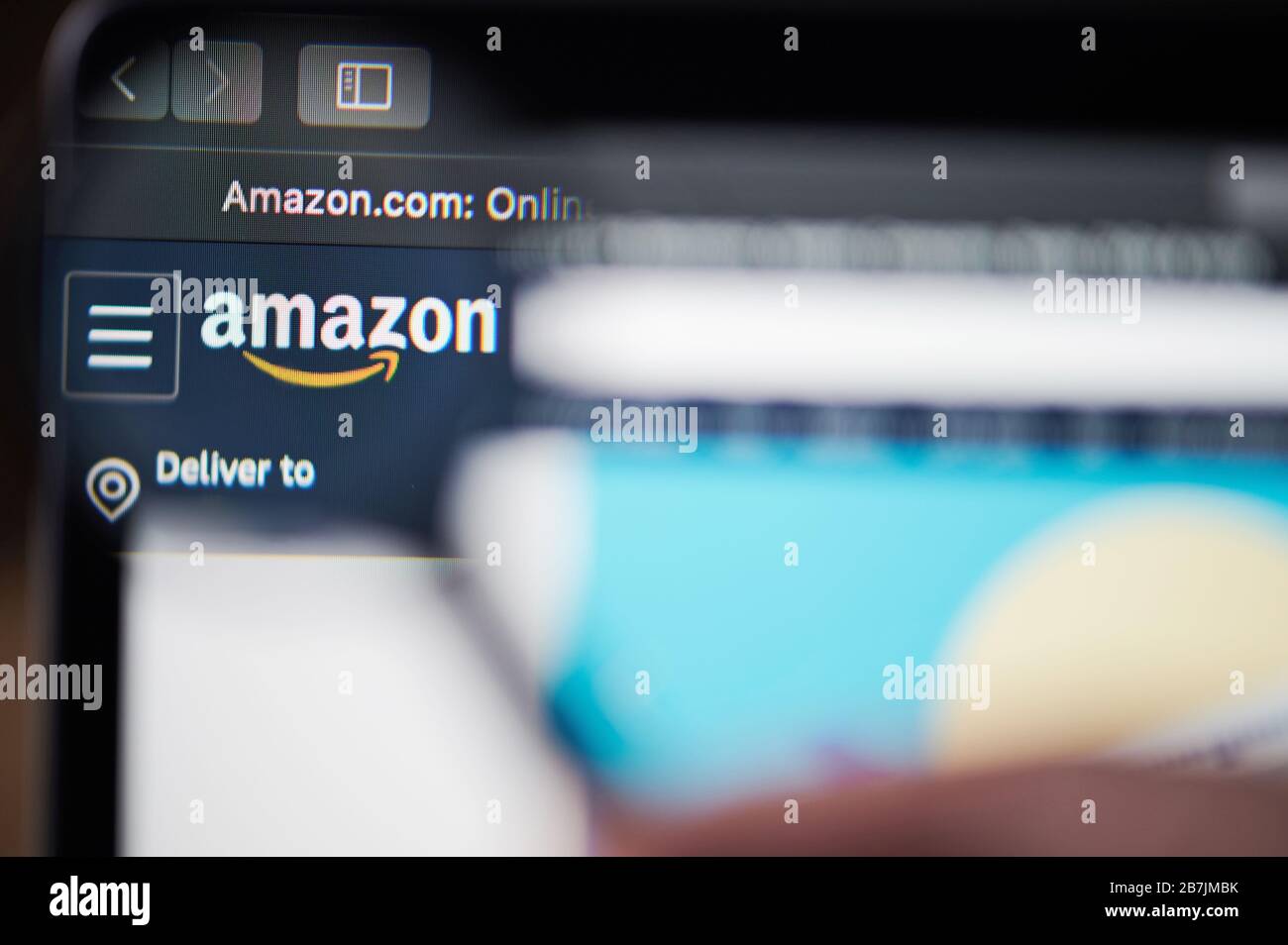 New York, USA - 13. März 2020: Amazon Online-Shopping-Webseite auf dem Laptop-Bildschirm Nahansicht durch Lupe Stockfoto