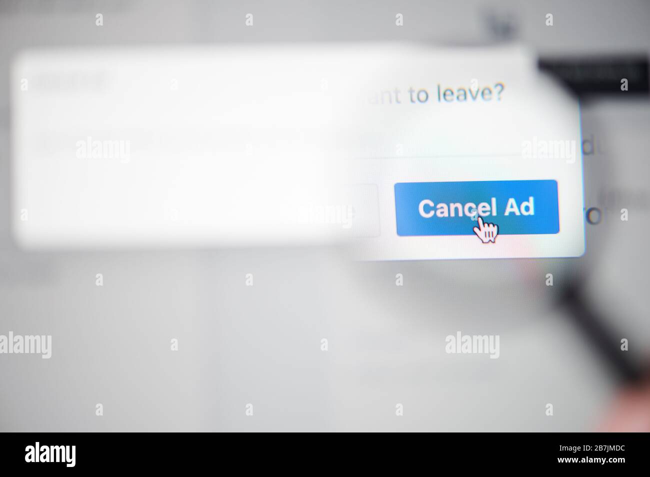 New York, USA - 13. März 2020: Anzeige auf facebook-beitrag auf Laptop absagen Nahansicht Stockfoto