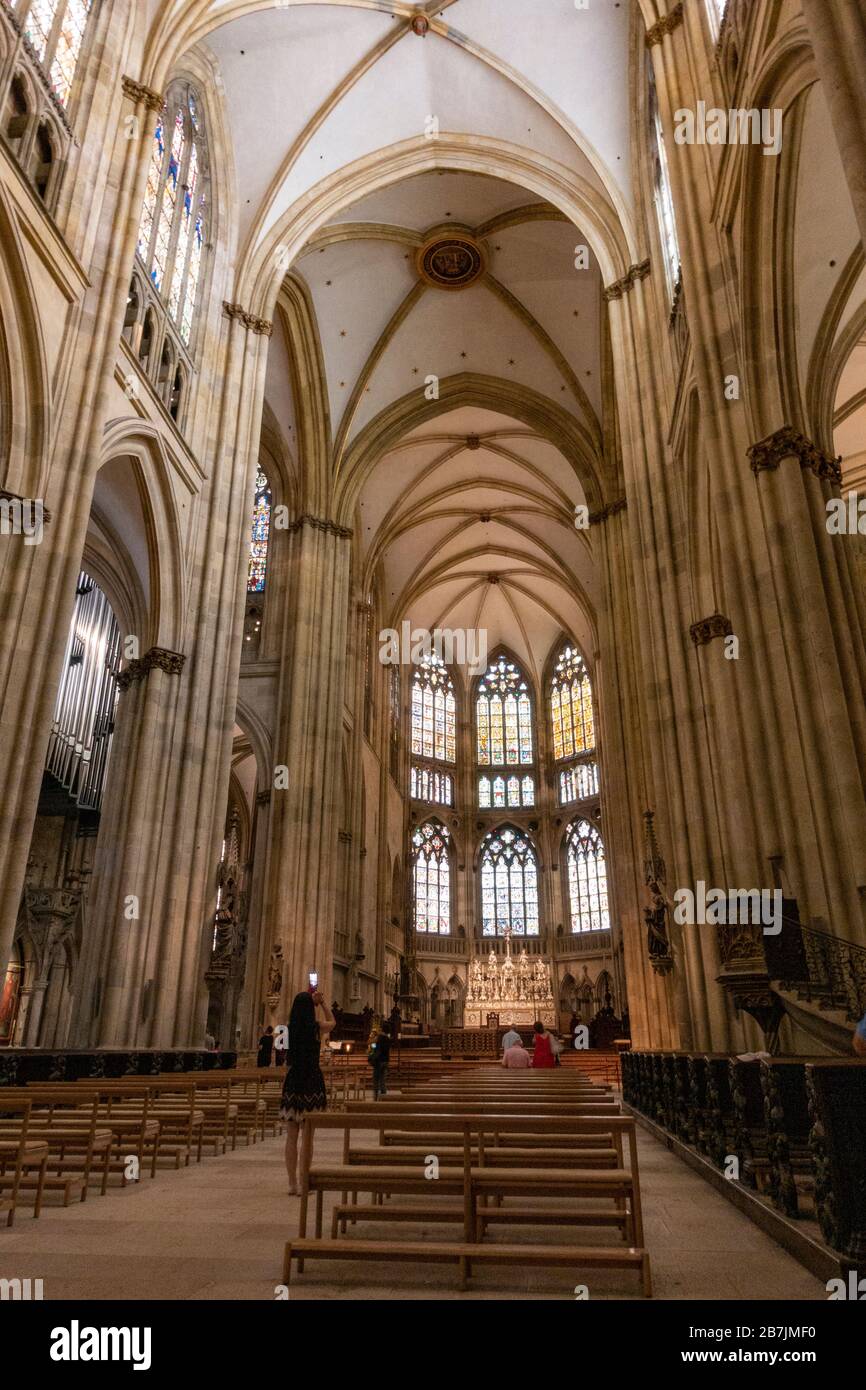 Blick auf das Mittelschiff in Richtung Altar im Dom St. Peter in Regensburg, Bayern, Deutschland. Stockfoto