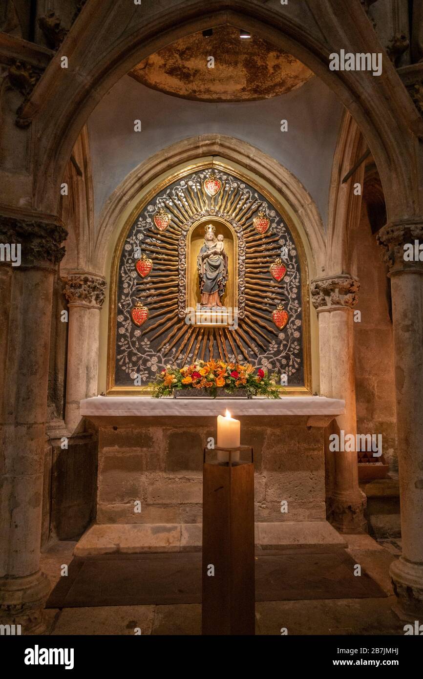 Kleiner Altar mit Maria & dem Jesuskind im Dom St. Peter in Regensburg, Bayern, Deutschland. Stockfoto