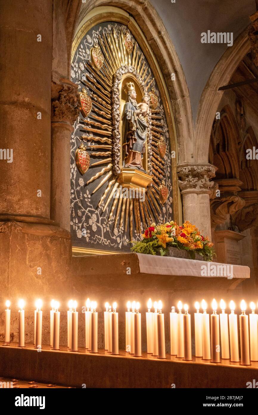 Kerzen unter dem kleinen Altar mit Maria & dem Jesuskind im Dom St. Peter in Regensburg, Bayern, Deutschland. Stockfoto