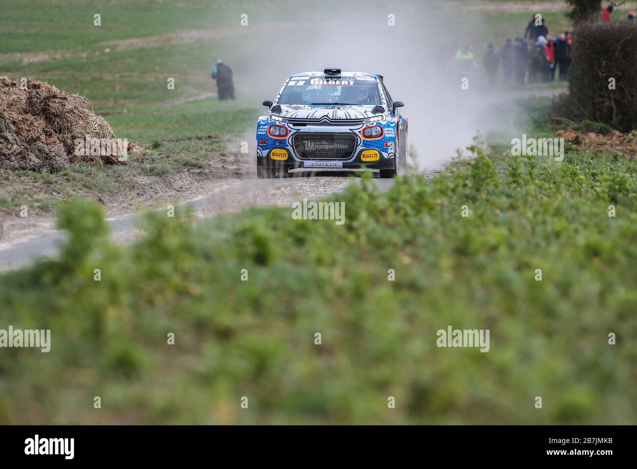 Quentin GILBERT aus Frankreich und sein Beifahrer Christopher GUIEU treten in ihrem Citroen C3 WRC-Wagen während der Etappe 1 der Rallye Le Touquet an, der ersten Runde der französischen Rallye-Meisterschaft. Stockfoto