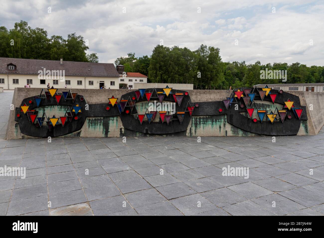 Erleichterung mit Häftlingsdreiecken, die an einer Kette befestigt sind, eine Gedenkstätte für ehemalige politische Häftlinge im KZ Dachau-München. Stockfoto