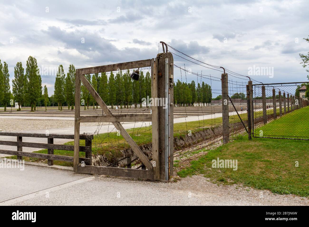 Graben, Fechten und Tor (rekonstruiert) im ehemaligen NS-Konzentrationslager Deutscher Dachauer, München, Deutschland. Stockfoto