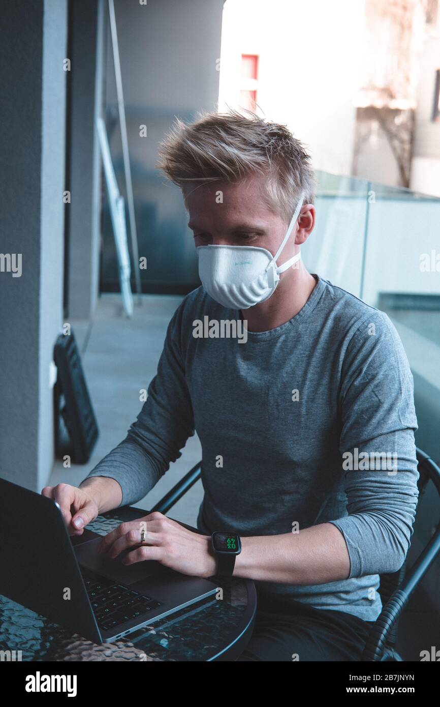 Mann, der FFP3 Gesichtsmasken-Atemschutzmaske gegen Grippe trägt Stockfoto