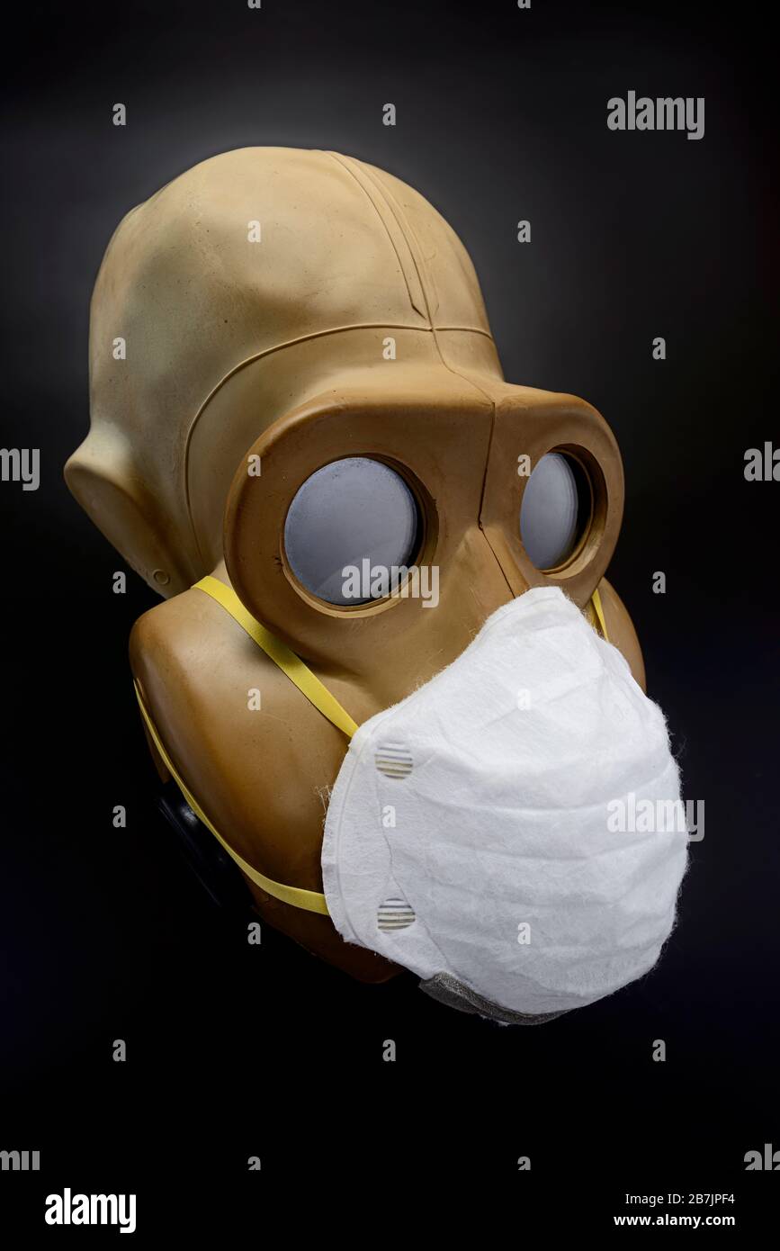 Gasmaske mit Atemschutzmaske. Unachtsamkeit von Virenschutzmaßnahmen in einer bereits kontaminierten Welt Stockfoto