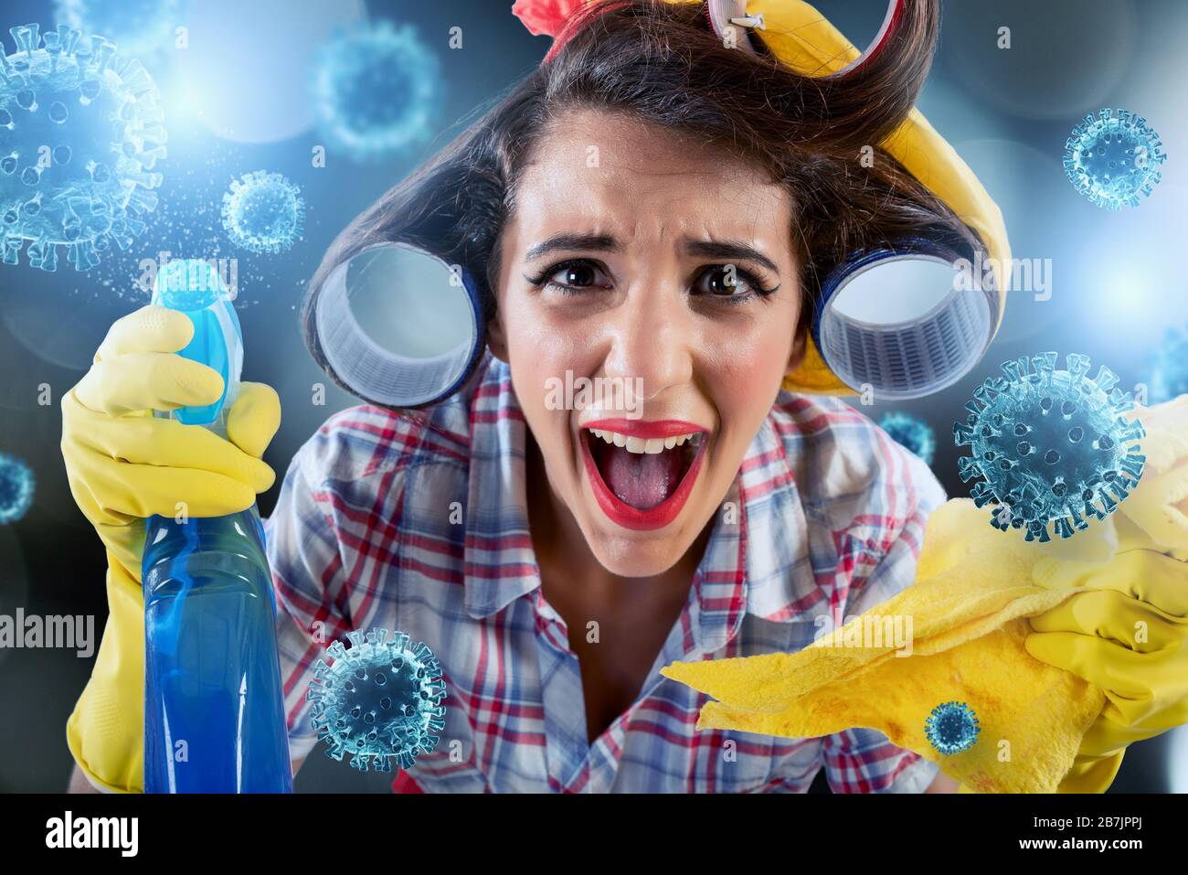Lustige Hausfrau reinigt und desinfiziert Keime, Viren und Bakterien. Stockfoto