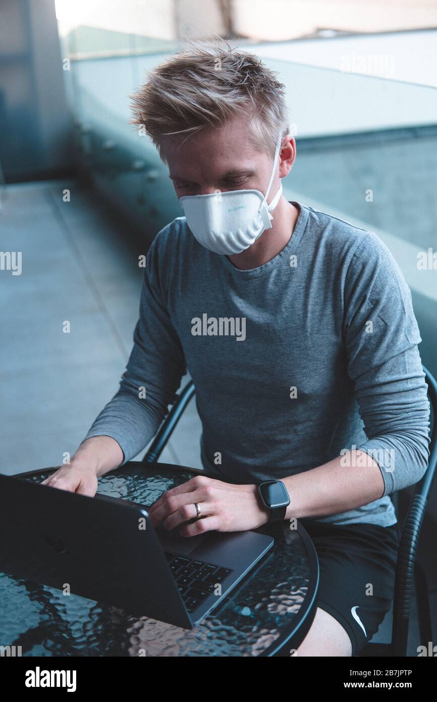 Mann, der FFP3 Gesichtsmasken-Atemschutzmaske gegen Grippe trägt Stockfoto