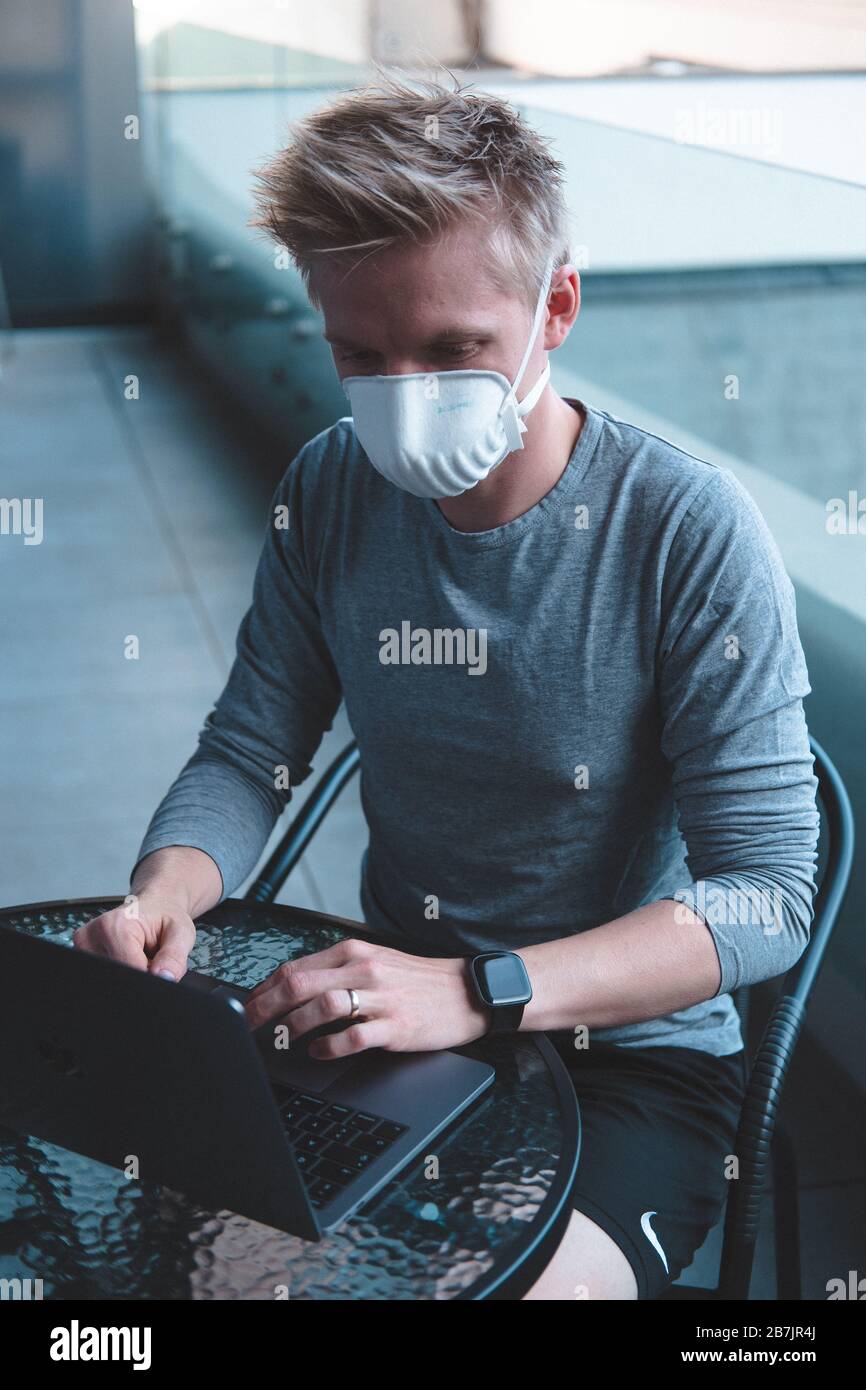 Mann, der FFP3 Gesichtsmasken-Atemschutzmaske gegen Grippe trägt Stockfoto