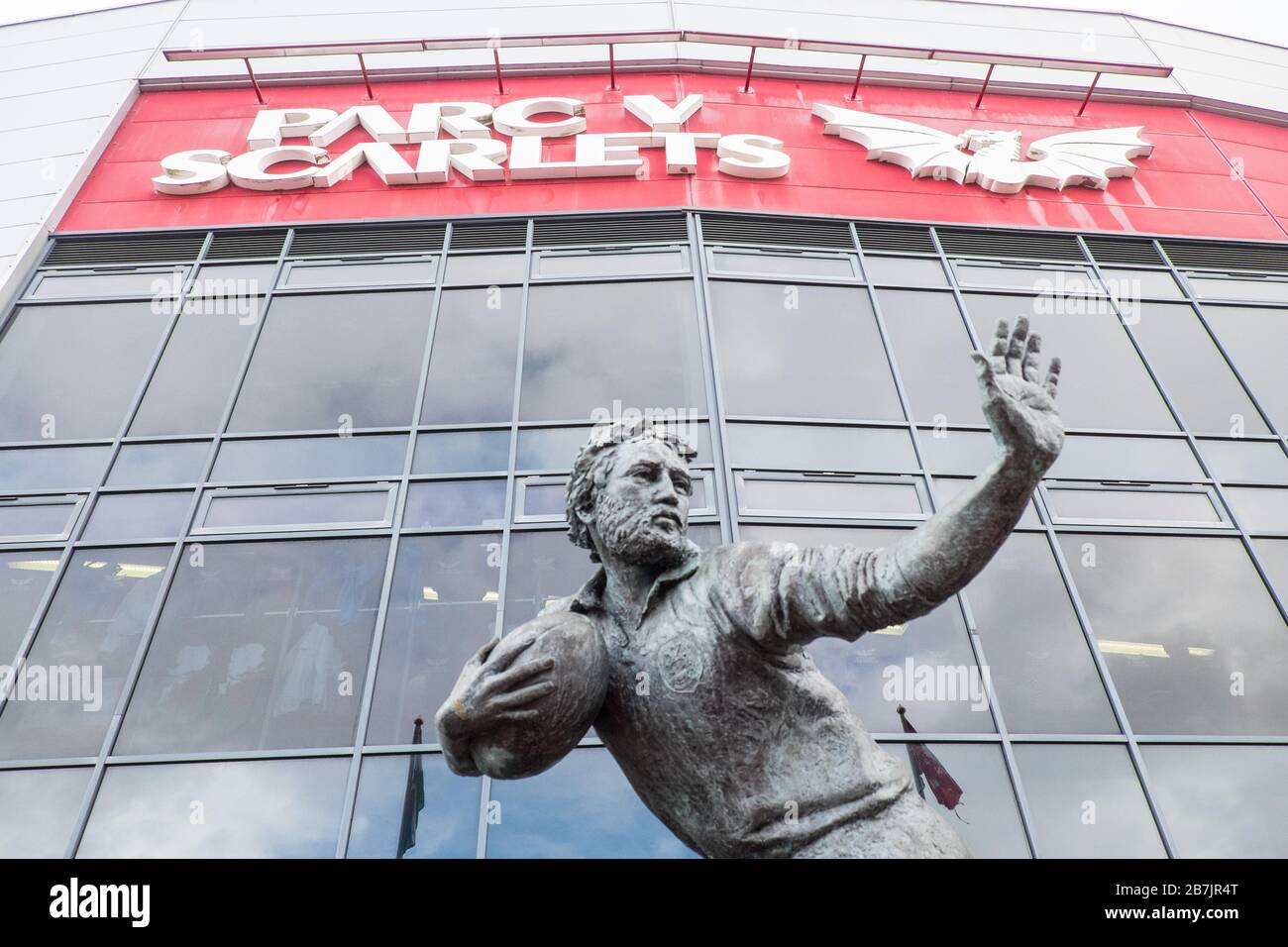 Bronze, Statue, of, Rugby, Legende, The, Late, Ray Gravell, Outside, Parc Y Scarlets, Rugby-Stadion, Llanelli, Carmarthenshire, Wales, walisisch, UK, GB, Großbritannien, Britisch, Stockfoto