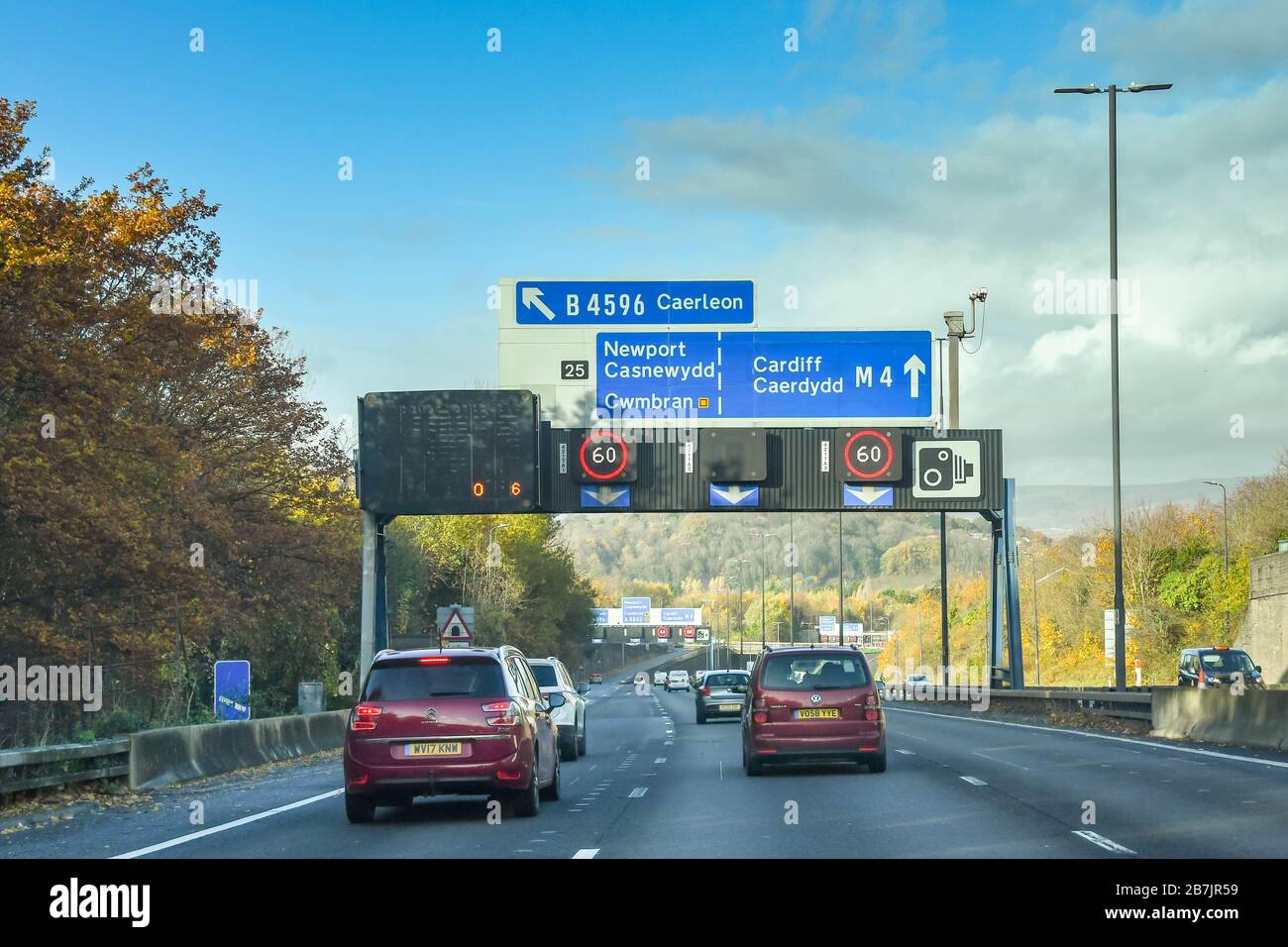 NEWPORT, WALES - NOVEMBER 2018: Fahrzeuge auf der Autobahn M4 in Newport. Stockfoto