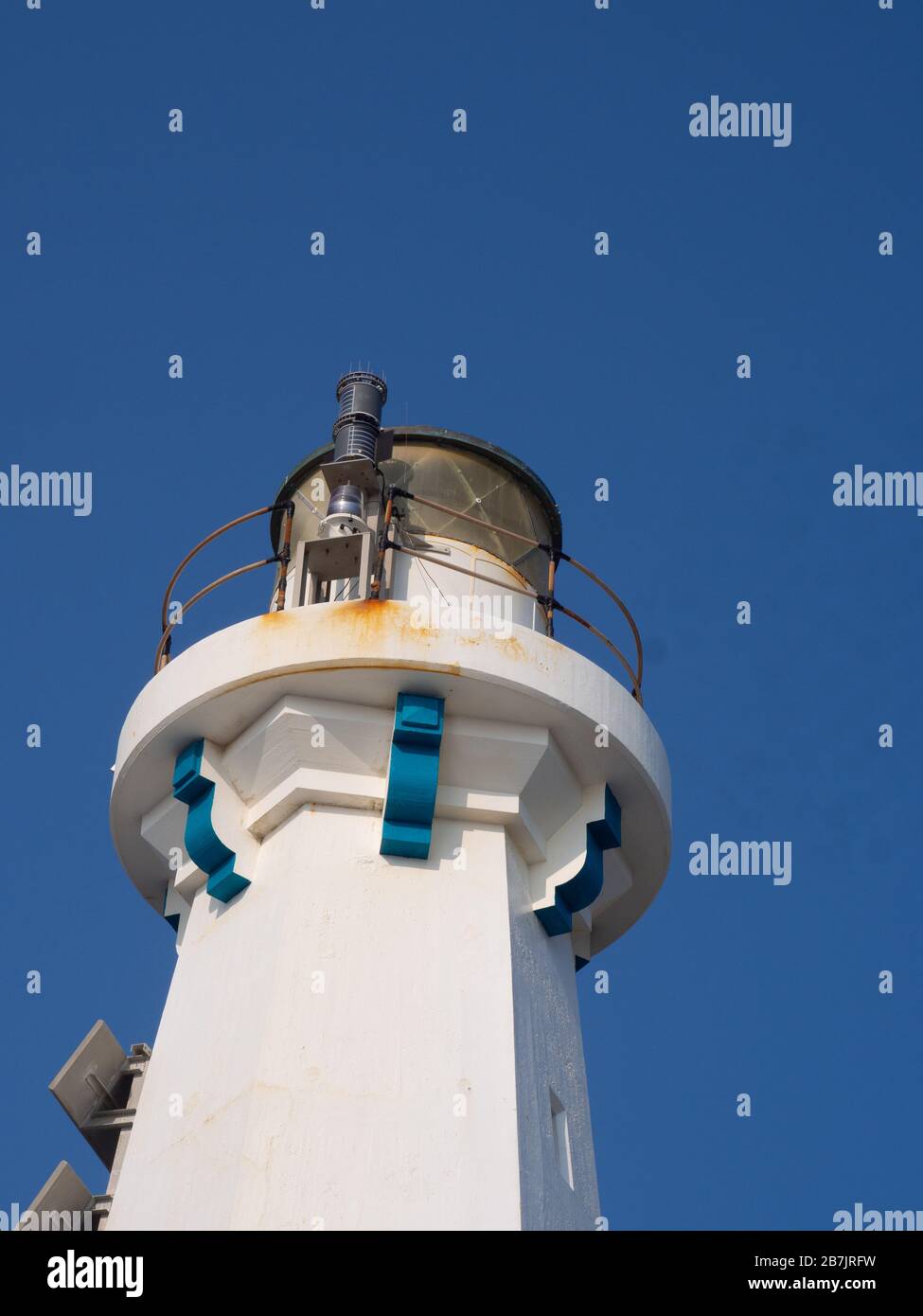 Weißer Leuchtturm vor blauem Himmel Stockfoto