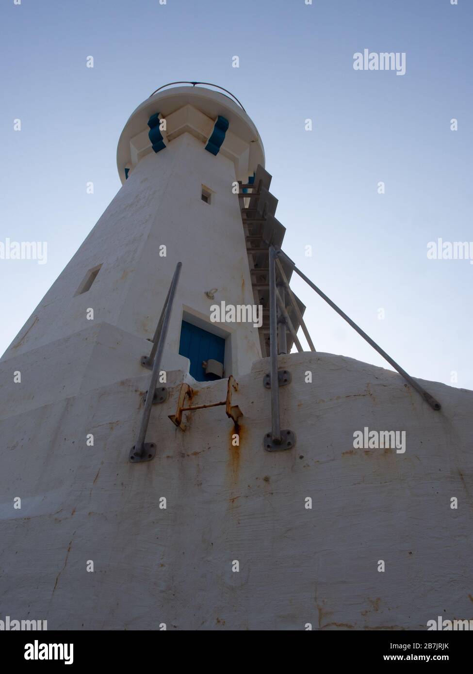 Weißer Leuchtturm vor blauem Himmel Stockfoto