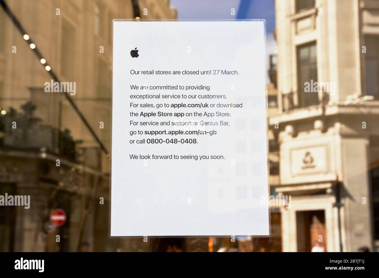 Ein Schild außerhalb eines Apple Store in London, das ankündigt, dass es aufgrund von Coronavirus geschlossen wird Stockfoto