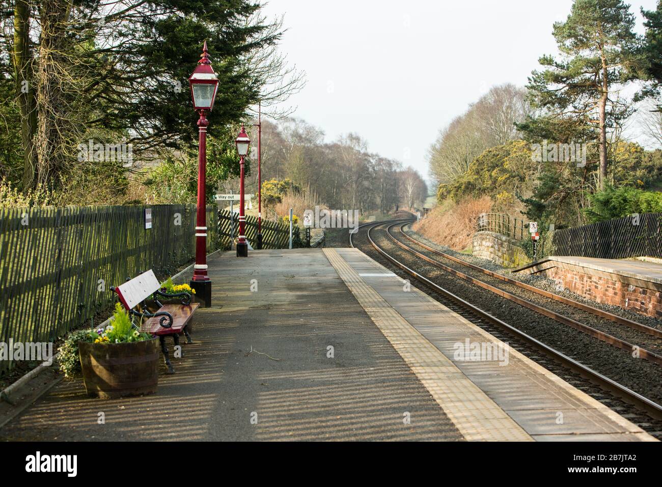 Am frühen Morgen leerte er den südwärts gelegenen Bahnsteig des Armathwaite Bahnhofs an der Settle Carlisle Railway Line, Armathwaite, Cumbria, England, Großbritannien Stockfoto