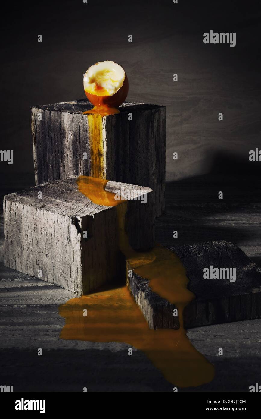 Ein zerbrochenes gekochtes Ei mit laufendem Eigelb Stockfoto