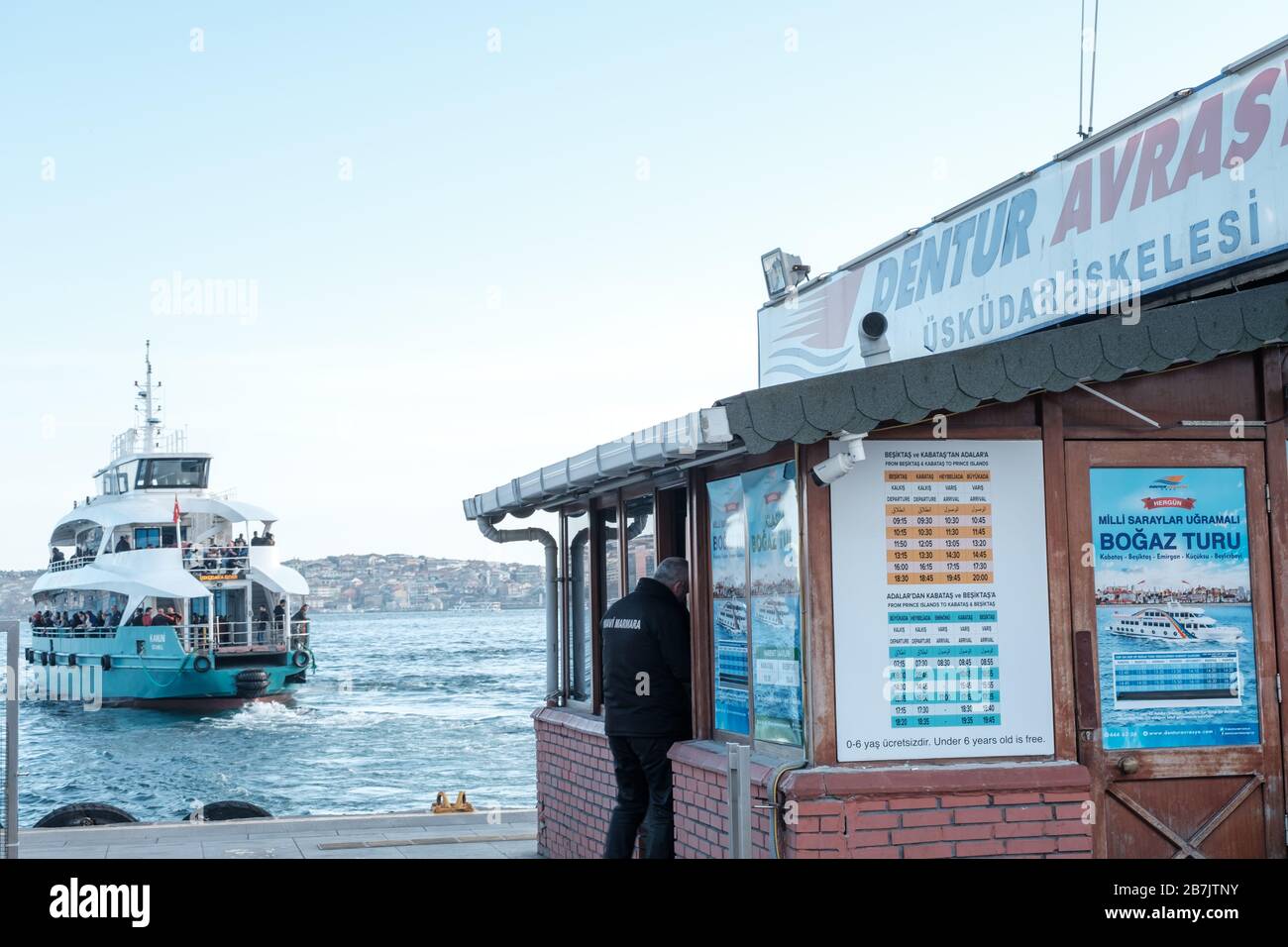 Foto des historischen Fährhafens Besiktas – Uskudar (türkisch:  Beşiktaş-Üsküdar) in Istanbul Türkei. Ein großer Dampfer ist über dem Meer  zu sehen Stockfotografie - Alamy