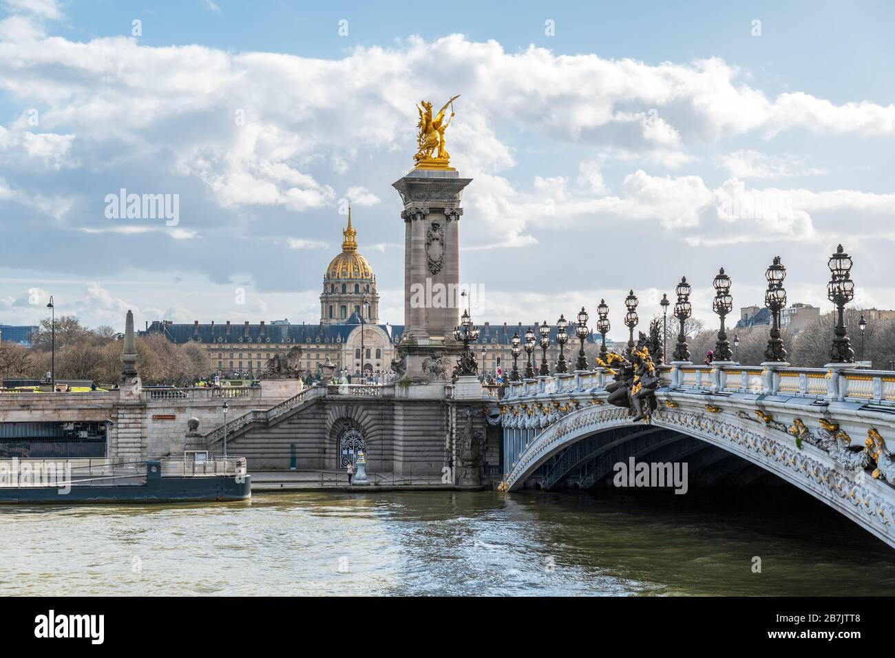 Dome des Invalides mit Pont Alexandre III im Vordergrund - Paris, Frankreich Stockfoto
