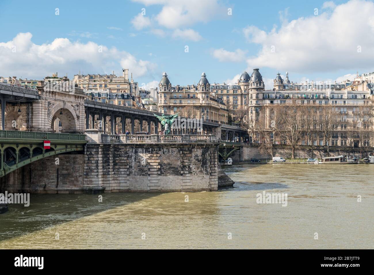 Pont Bir-Hakeim und France Reborn Statue - Paris, Frankreich. Stockfoto