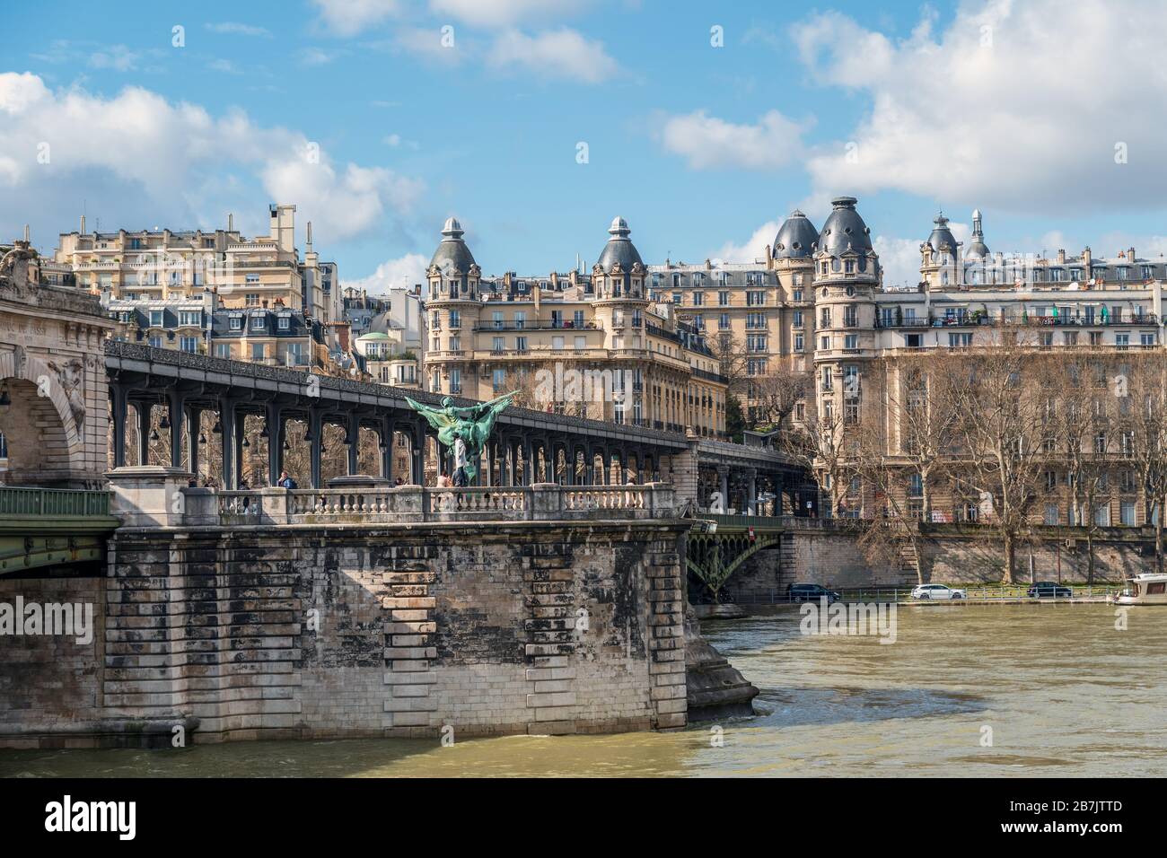 Pont Bir-Hakeim und France Reborn Statue - Paris, Frankreich. Stockfoto