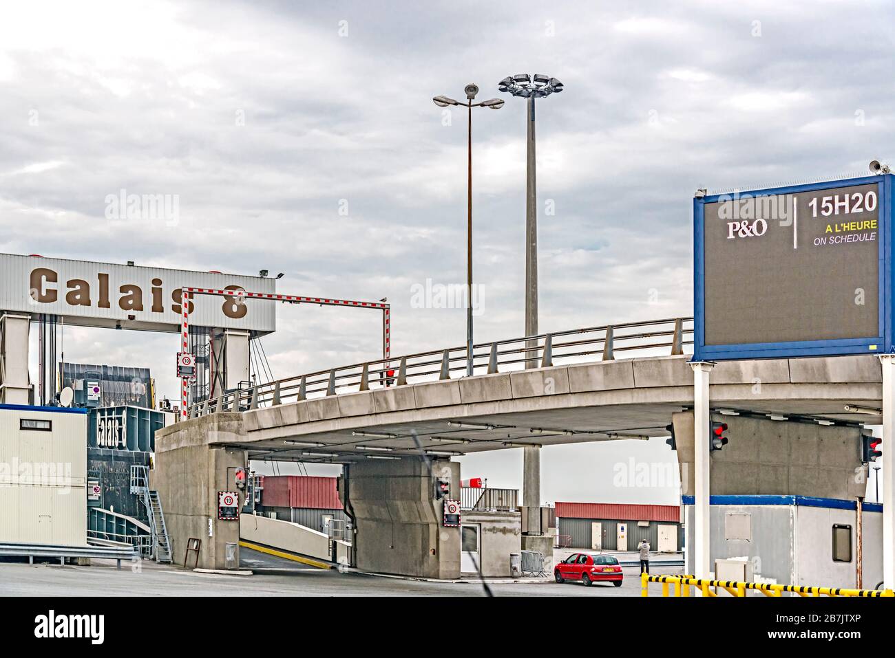 Hafen von Calais (Frankreich) mit Anlegestellen für Fähren; Fährenleger im Hafen von Calais (Frankreich) Stockfoto