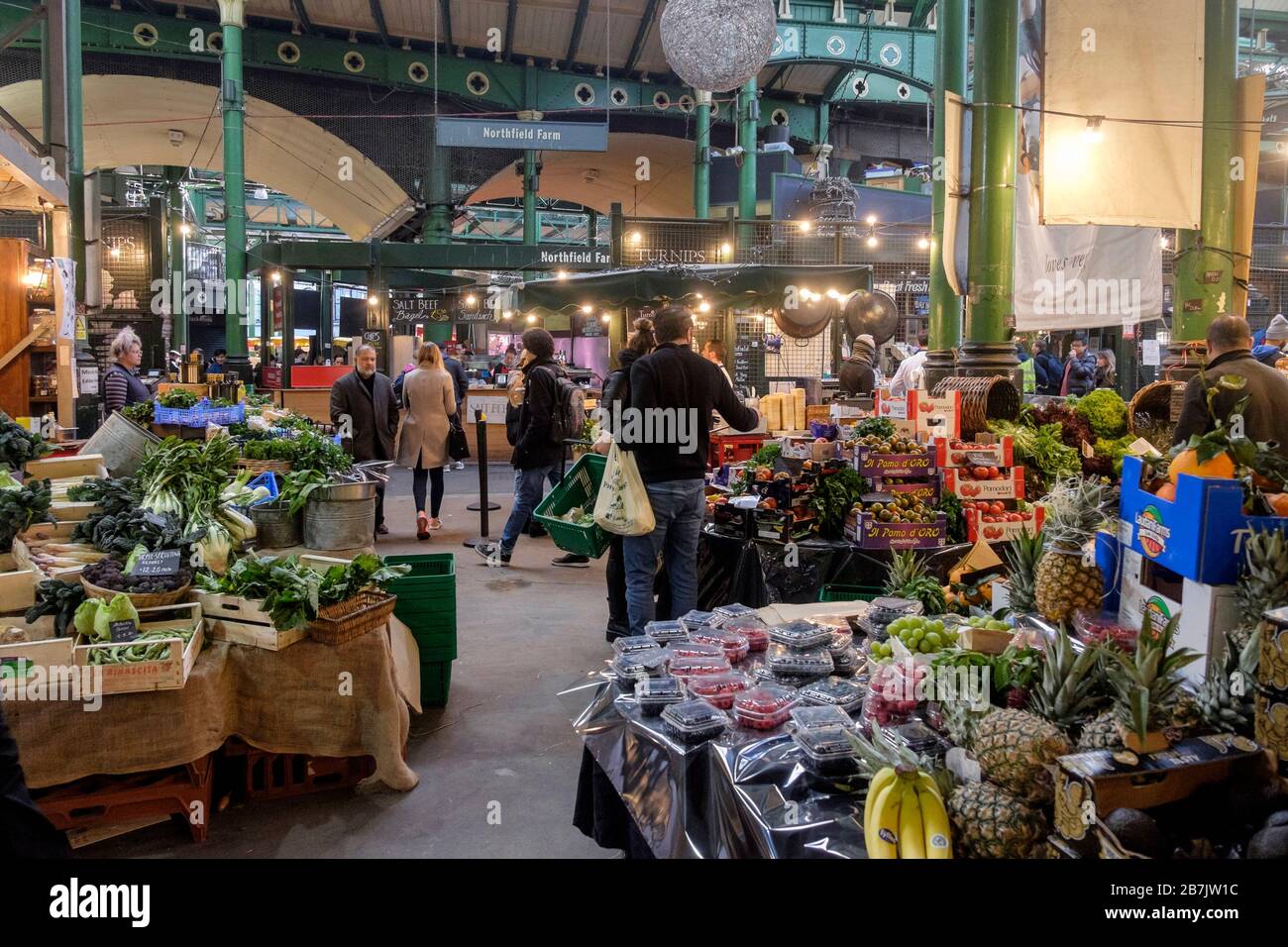 London, Großbritannien. März 2020. Der Borough Market, der normalerweise mit den Besuchern seiner Lebensmittel- und Productebuden lebt, ist ungewöhnlich ruhig, da Corona-Virusängste Menschen von den Sehenswürdigkeiten der Stadt fernhalten. Stockfoto