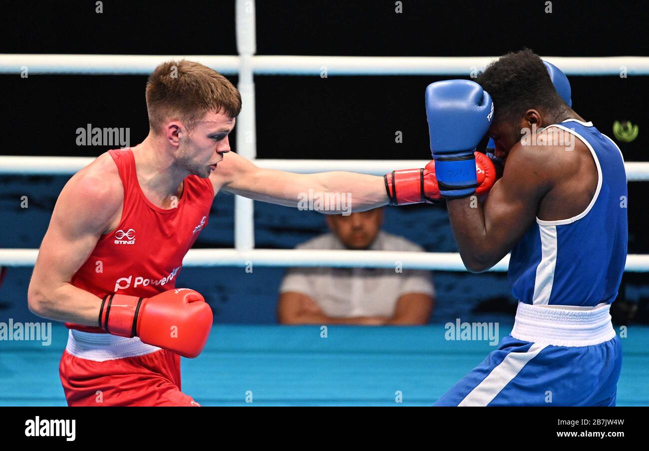 Stratford, Großbritannien. März 2020. Bout 139. Lewis Richardson (GBR, rot) gegen Victor Yoka (FRA, blau). Herren Mittelgewicht. Weg zur Olympia-Boxqualifikation in Tokio. Copperbox. Stratford. London. GROSSBRITANNIEN. 16/03/2020. Credit Garry Bowden/Sport in Pictures/Alamy Credit: Sport in Pictures/Alamy Live News Stockfoto